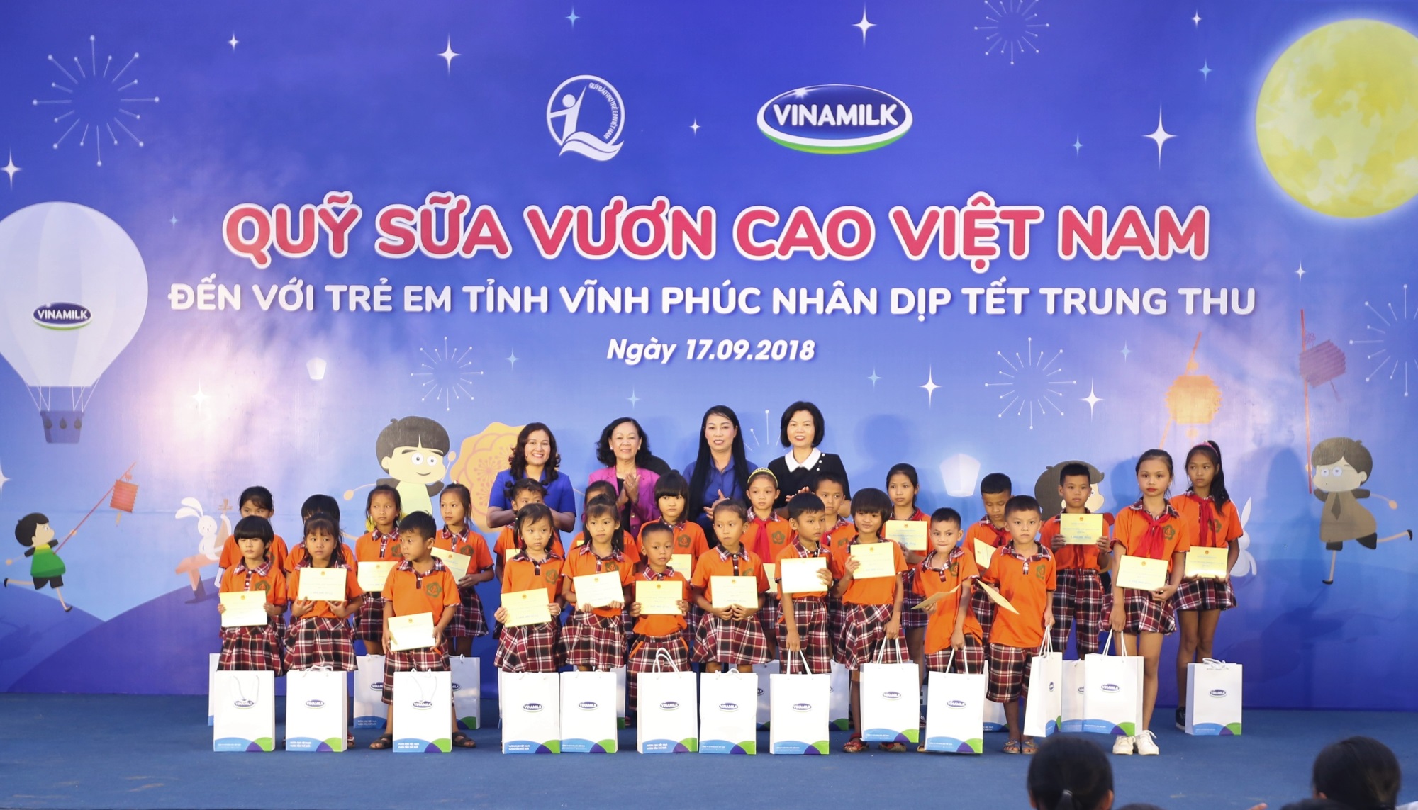 Quỹ sữa Vươn cao Việt Nam và Vinamilk đem niềm vui trung thu đến cho trẻ em tỉnh Vĩnh Phúc - Ảnh 6