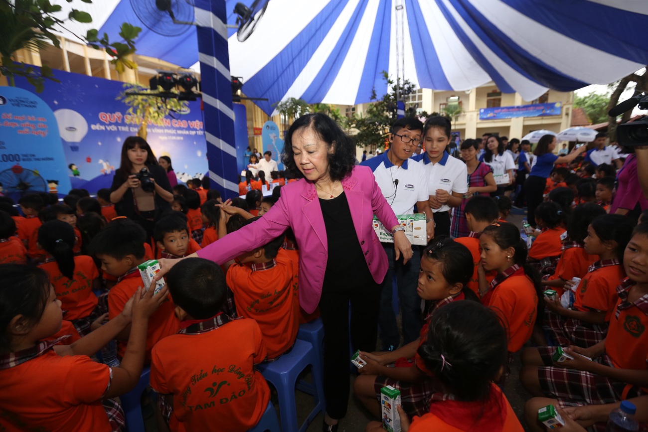Quỹ sữa Vươn cao Việt Nam và Vinamilk đem niềm vui trung thu đến cho trẻ em tỉnh Vĩnh Phúc - Ảnh 8