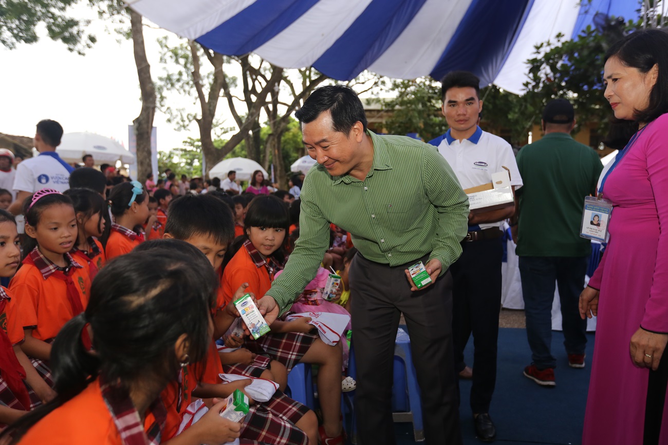 Quỹ sữa Vươn cao Việt Nam và Vinamilk đem niềm vui trung thu đến cho trẻ em tỉnh Vĩnh Phúc - Ảnh 9