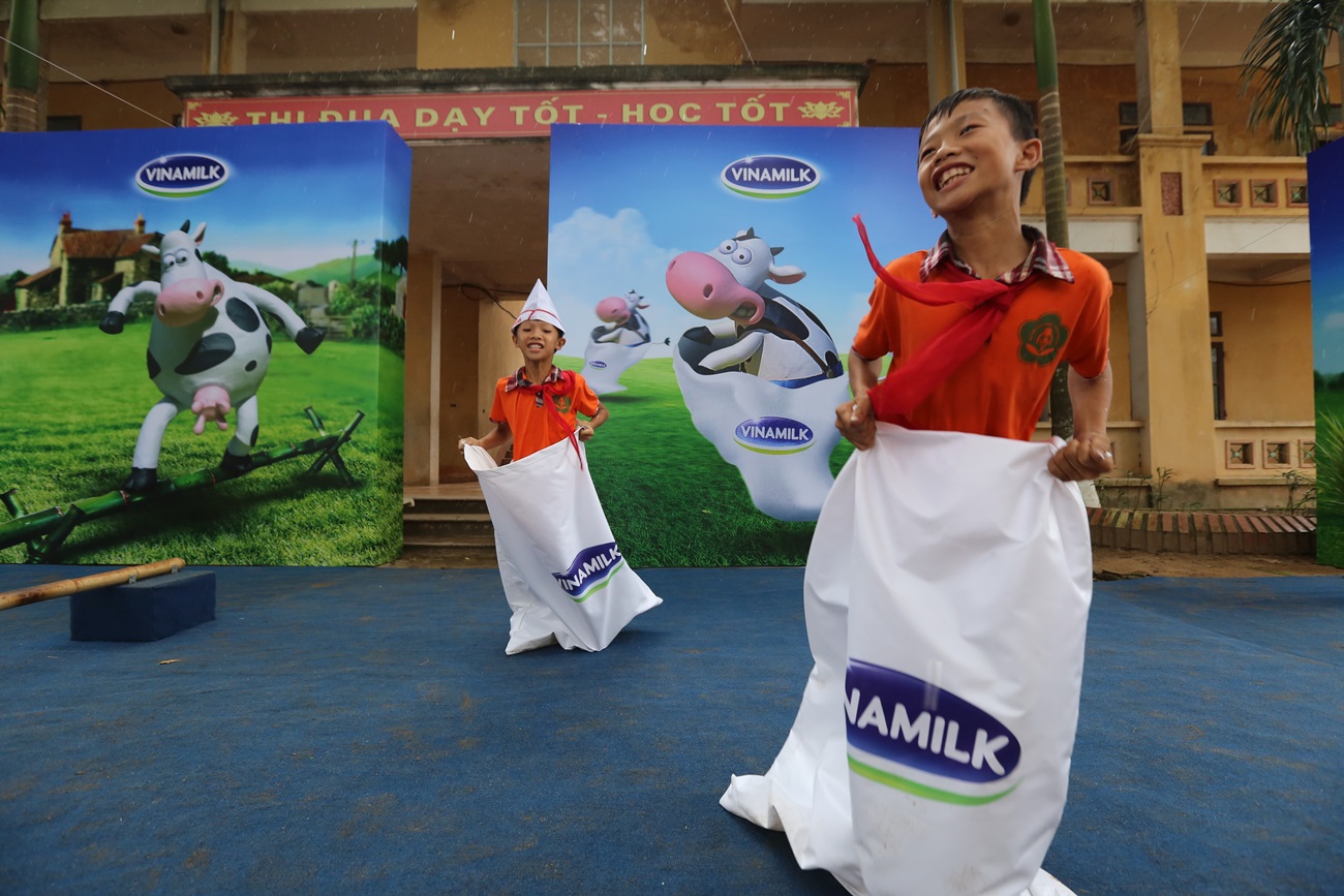 Quỹ sữa Vươn cao Việt Nam và Vinamilk đem niềm vui trung thu đến cho trẻ em tỉnh Vĩnh Phúc - Ảnh 10
