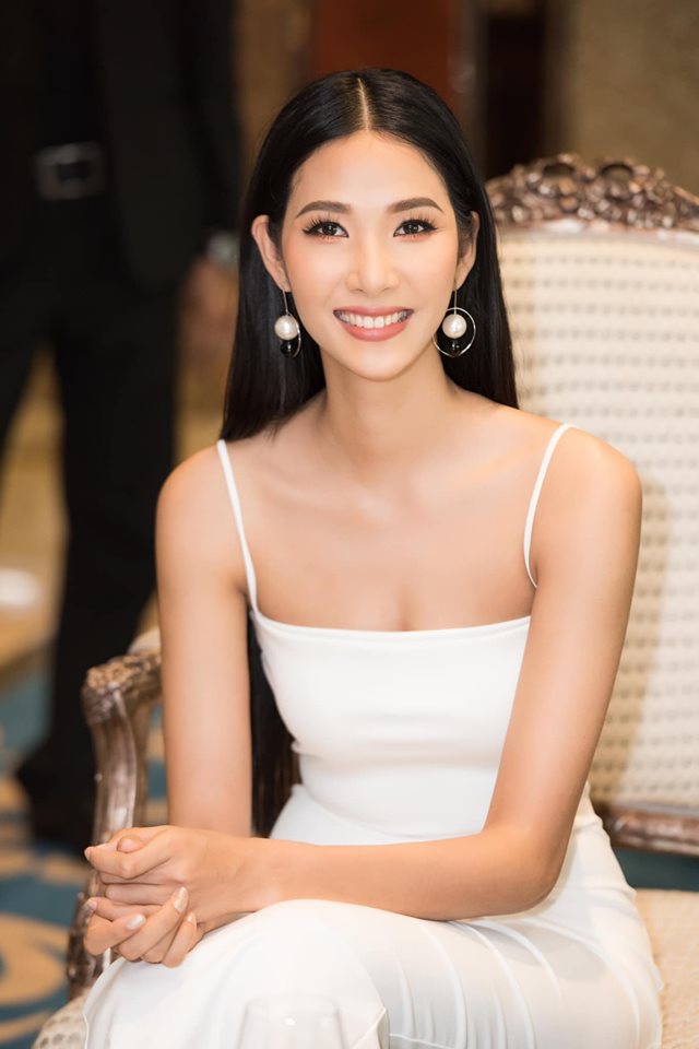 Trước ngày dự thi Miss Universe 2019, Hoàng Thùy diện trang phục hở lưng táo bạo, khoe vòng 3 siêu gợi cảm - Ảnh 1