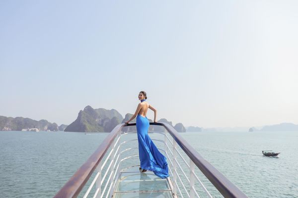 Trước ngày dự thi Miss Universe 2019, Hoàng Thùy diện trang phục hở lưng táo bạo, khoe vòng 3 siêu gợi cảm - Ảnh 10
