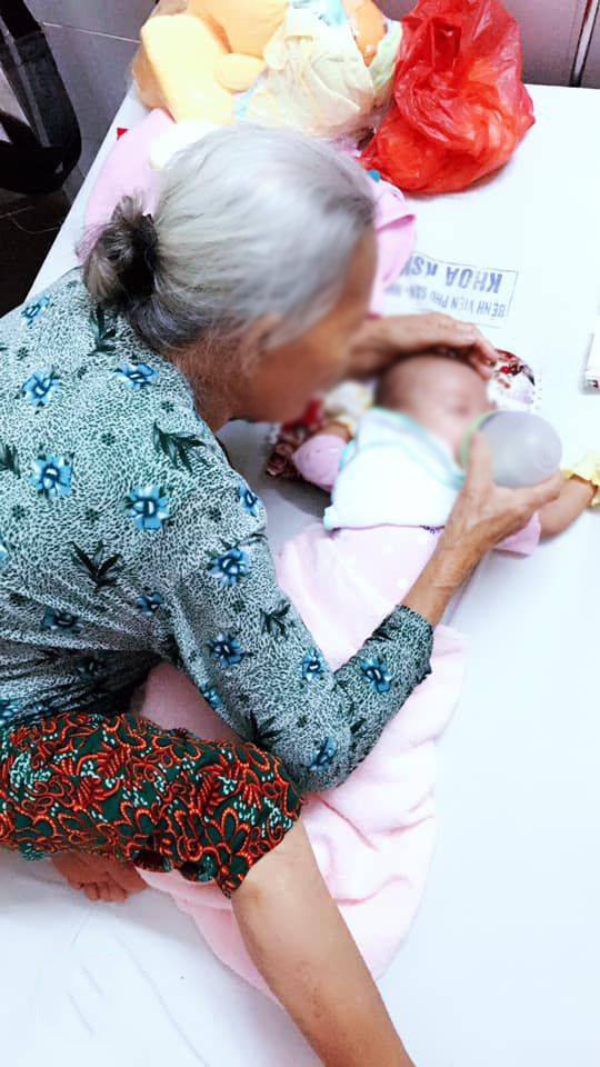 Cụ bà 'làm mẹ' ở tuổi 87, sự thật đằng sau khiến cộng đồng mạng rơi nước mắt - Ảnh 1