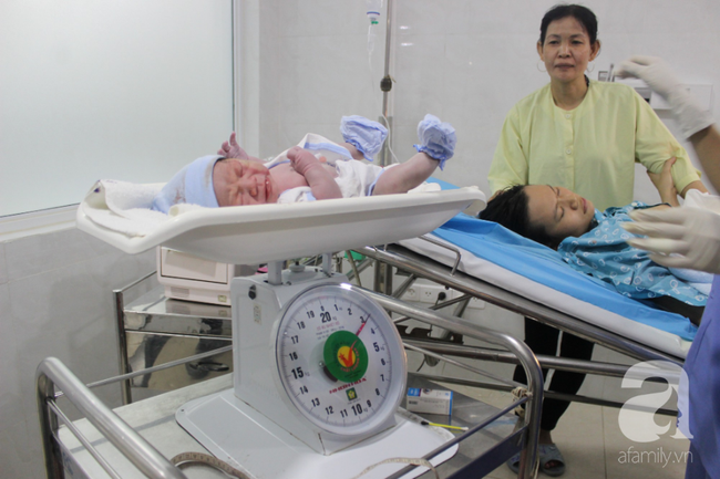 Vừa chào đời giờ đầu tiên của năm 2019, em bé con sản phụ ở Cần Thơ đã vẫy tay chào bác sĩ - Ảnh 7