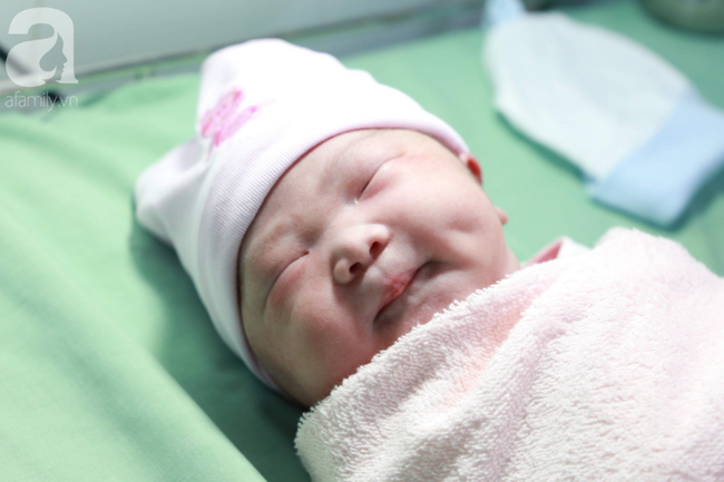 Vừa chào đời giờ đầu tiên của năm 2019, em bé con sản phụ ở Cần Thơ đã vẫy tay chào bác sĩ - Ảnh 8
