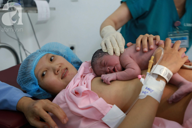 Vừa chào đời giờ đầu tiên của năm 2019, em bé con sản phụ ở Cần Thơ đã vẫy tay chào bác sĩ - Ảnh 9