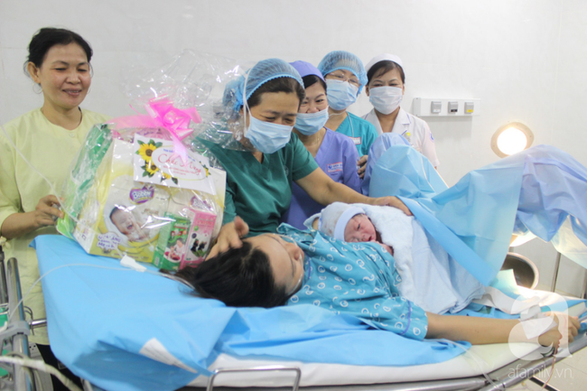 Vừa chào đời giờ đầu tiên của năm 2019, em bé con sản phụ ở Cần Thơ đã vẫy tay chào bác sĩ - Ảnh 3