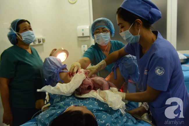 Vừa chào đời giờ đầu tiên của năm 2019, em bé con sản phụ ở Cần Thơ đã vẫy tay chào bác sĩ - Ảnh 4