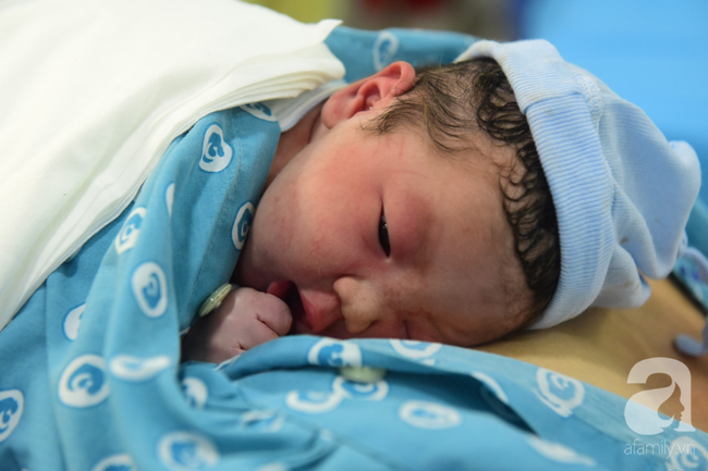 Vừa chào đời giờ đầu tiên của năm 2019, em bé con sản phụ ở Cần Thơ đã vẫy tay chào bác sĩ - Ảnh 5