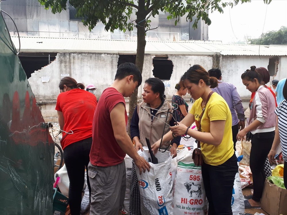 Cháy chợ Quang: Phía trong hoang tàn, người dân đổ ra đường họp chợ - Ảnh 1