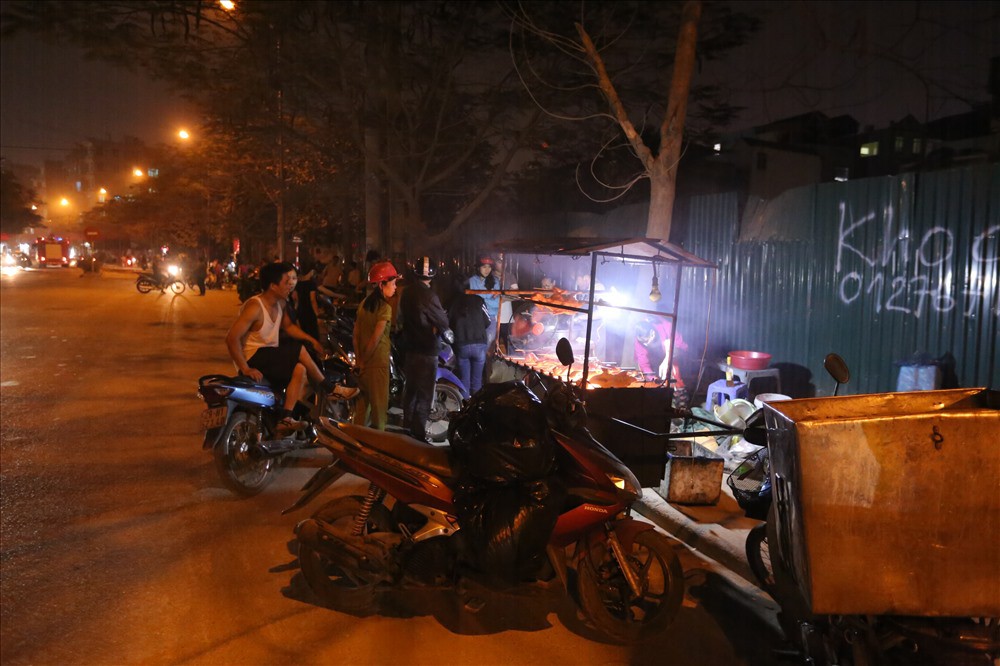 Cháy chợ Quang: Phía trong hoang tàn, người dân đổ ra đường họp chợ - Ảnh 10