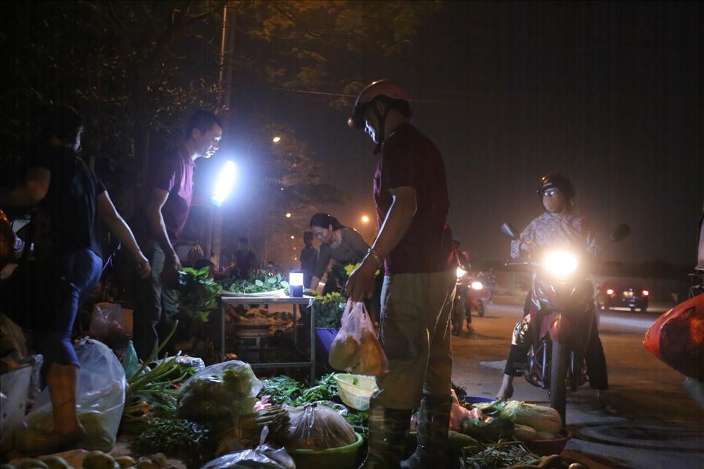 Cháy chợ Quang: Phía trong hoang tàn, người dân đổ ra đường họp chợ - Ảnh 4