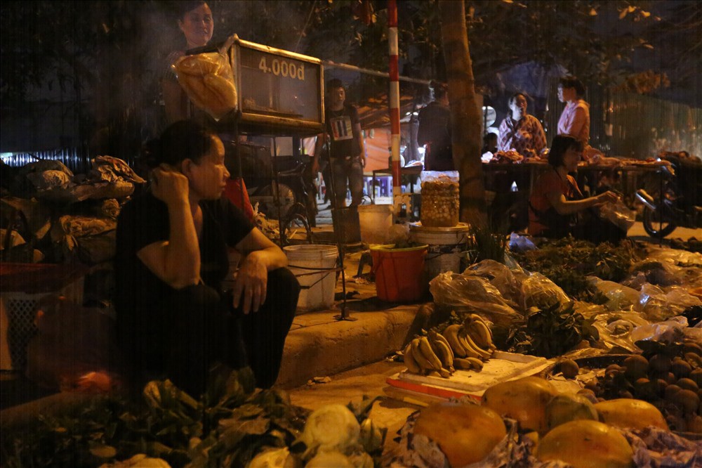 Cháy chợ Quang: Phía trong hoang tàn, người dân đổ ra đường họp chợ - Ảnh 5