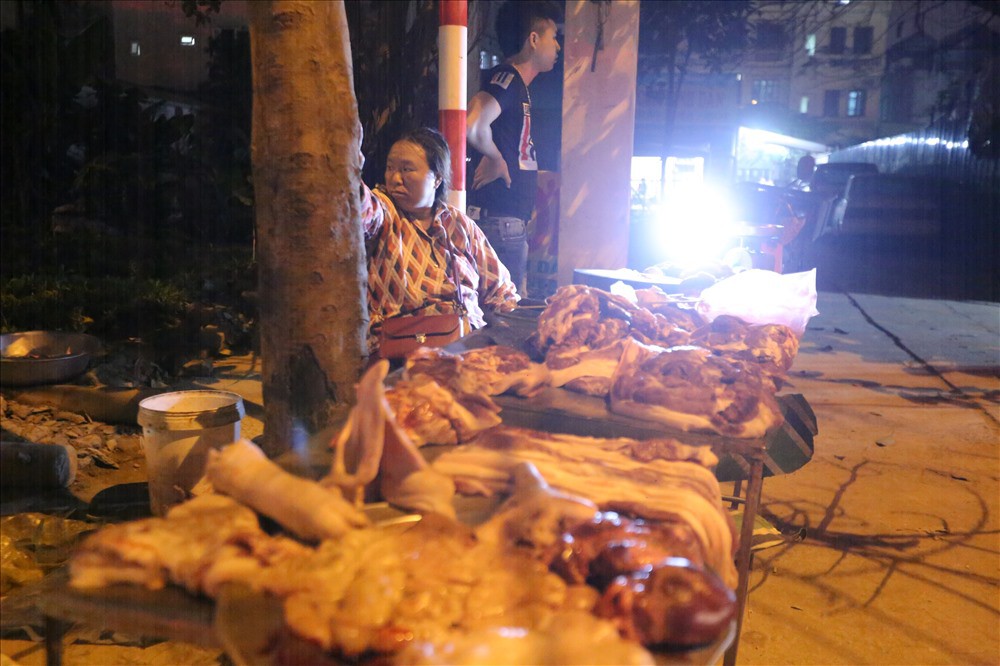 Cháy chợ Quang: Phía trong hoang tàn, người dân đổ ra đường họp chợ - Ảnh 8