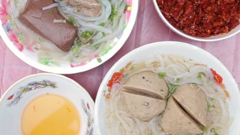 Món ăn nhất định phải thử khi lang thang ngôi chợ trăm tuổi ở Sài Gòn - Ảnh 1