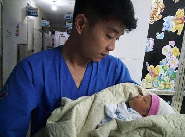 Vụ bé sơ sinh bị vứt trong xe rác ở Hà Nội: Cơn mưa đã cứu sống sinh linh bé nhỏ - Ảnh 1