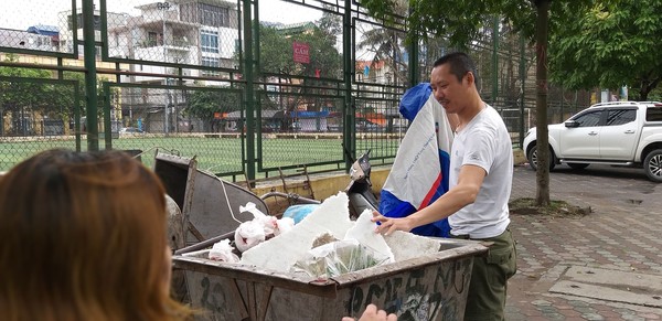 Vụ bé sơ sinh bị vứt trong xe rác ở Hà Nội: Cơn mưa đã cứu sống sinh linh bé nhỏ - Ảnh 2