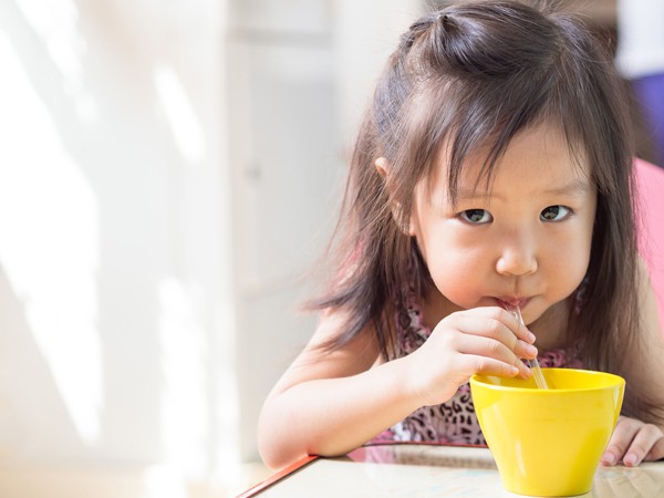 Điểm danh nhanh 5 kiểu ăn sáng 'độc hại' cha mẹ hay cho trẻ ăn, đặc biệt là số 4 nhiều phụ huynh đang mắc phải - Ảnh 1