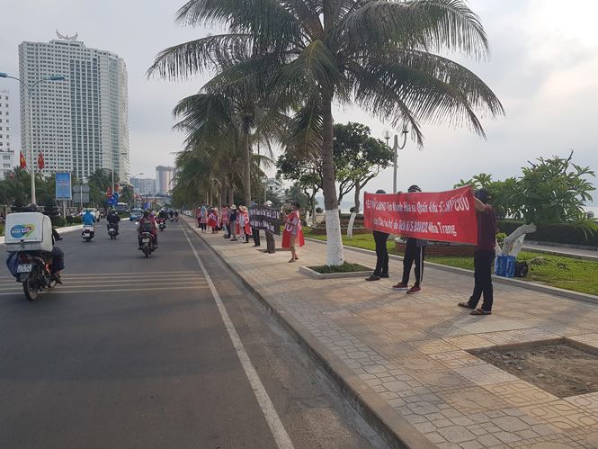 Dân xuống đường băng rôn đòi quyền lợi dự án khách sạn Bavico Nha Trang - Ảnh 1