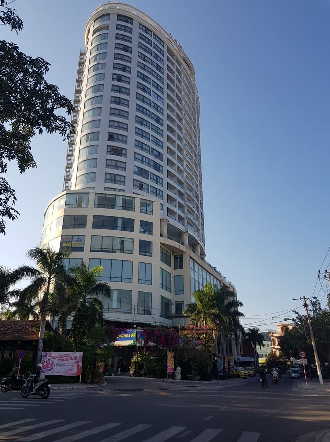 Dân xuống đường băng rôn đòi quyền lợi dự án khách sạn Bavico Nha Trang - Ảnh 2
