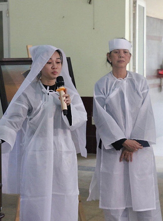 Vợ cũ nghệ sĩ Lê Bình quấn khăn tang, túc trực trong đám tang - Ảnh 4