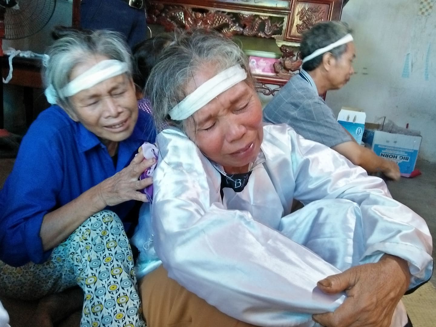 Vụ tai nạn khiến 3 mẹ con tử vong dưới gầm xe tải ở Hà Nội: Tang thương ngày về - Ảnh 4