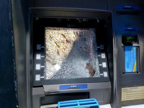 Bực tức vì bị máy ATM ở Sài Gòn nuốt thẻ, thanh niên dùng búa đập phá trụ - Ảnh 1