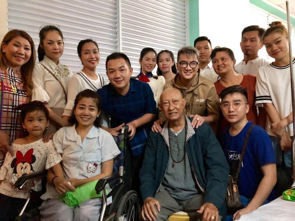 Đàm Vĩnh Hưng, Lệ Quyên vào bệnh viện trao gần 600 triệu đồng hỗ trợ Mai Phương, Lê Bình điều trị bệnh ung thư - Ảnh 1