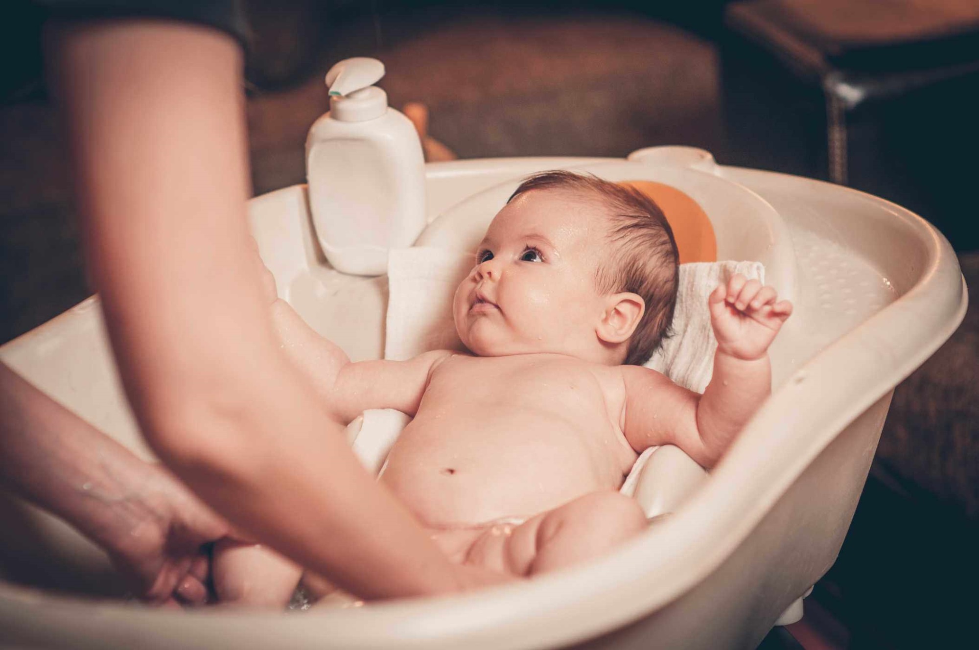 Chi tiết tắm đúng cách cho trẻ sơ sinh và những lưu ý mẹ phải nhớ - Ảnh 1