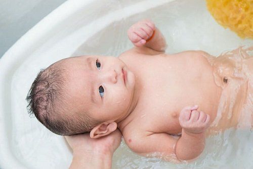 Chi tiết tắm đúng cách cho trẻ sơ sinh và những lưu ý mẹ phải nhớ - Ảnh 2