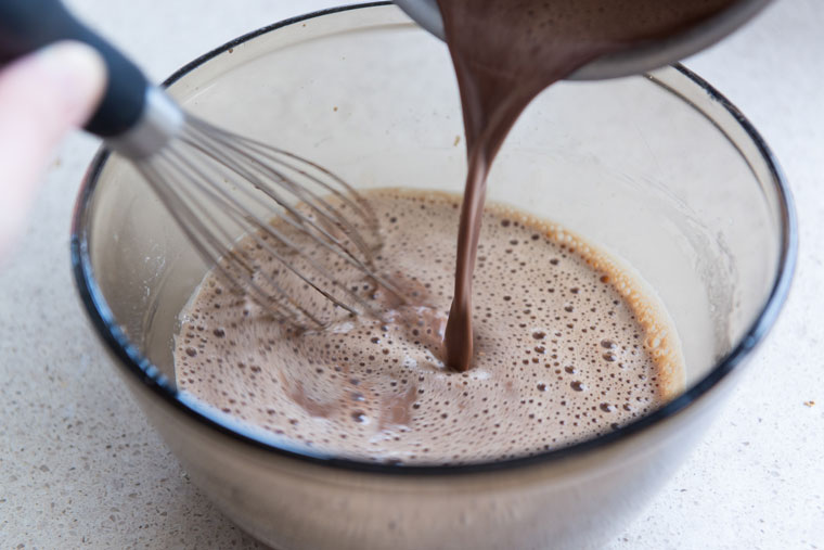 Bột cacao cần được đánh cho nhuyễn mịn trước khi pha với sữa