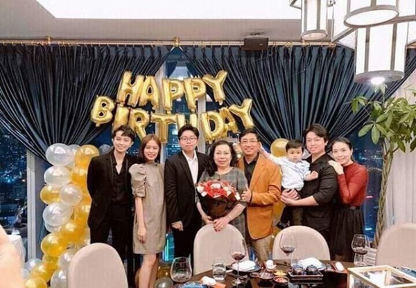 Bố mẹ Gil Lê công khai đến chúc mừng Hoàng Thuỳ Linh ở tiệc cuối năm - Ảnh 2