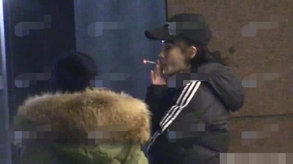 Fan bắt gặp Angela Baby vừa đi vừa phì phèo thuốc lá, cuộc hôn nhân với Huỳnh Hiểu Minh đang rạn nứt? - Ảnh 5