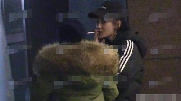 Fan bắt gặp Angela Baby vừa đi vừa phì phèo thuốc lá, cuộc hôn nhân với Huỳnh Hiểu Minh đang rạn nứt? - Ảnh 6