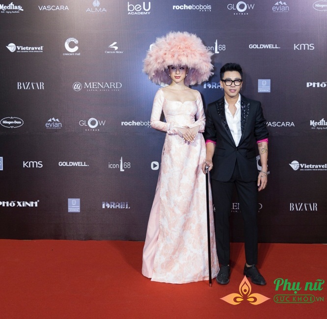 Diện trang phục độc lạ, Angela Phương Trinh và Thảo Trang nổi bần bật tại thảm đỏ VIFW - Ảnh 1