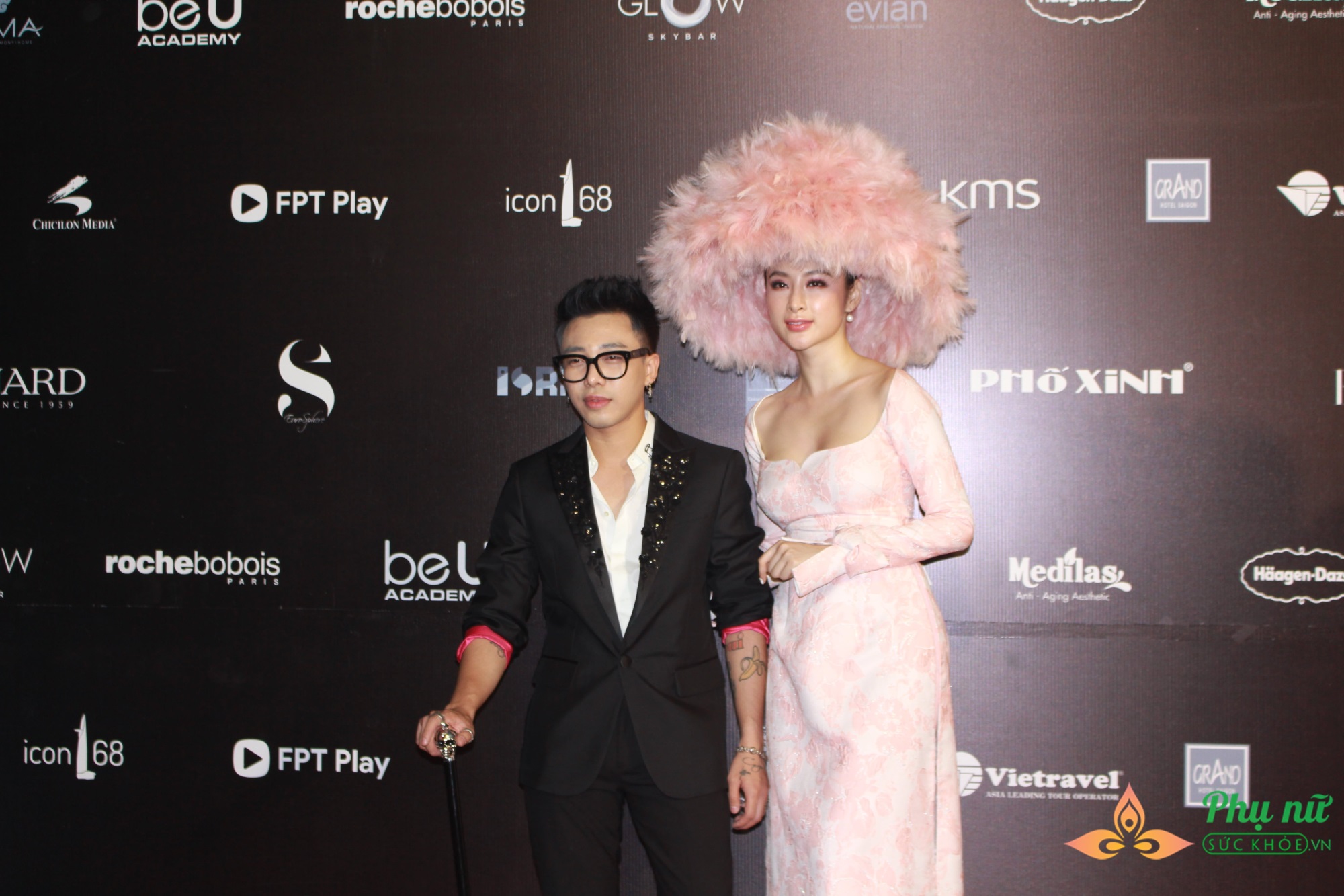 Diện trang phục độc lạ, Angela Phương Trinh và Thảo Trang nổi bần bật tại thảm đỏ VIFW - Ảnh 4
