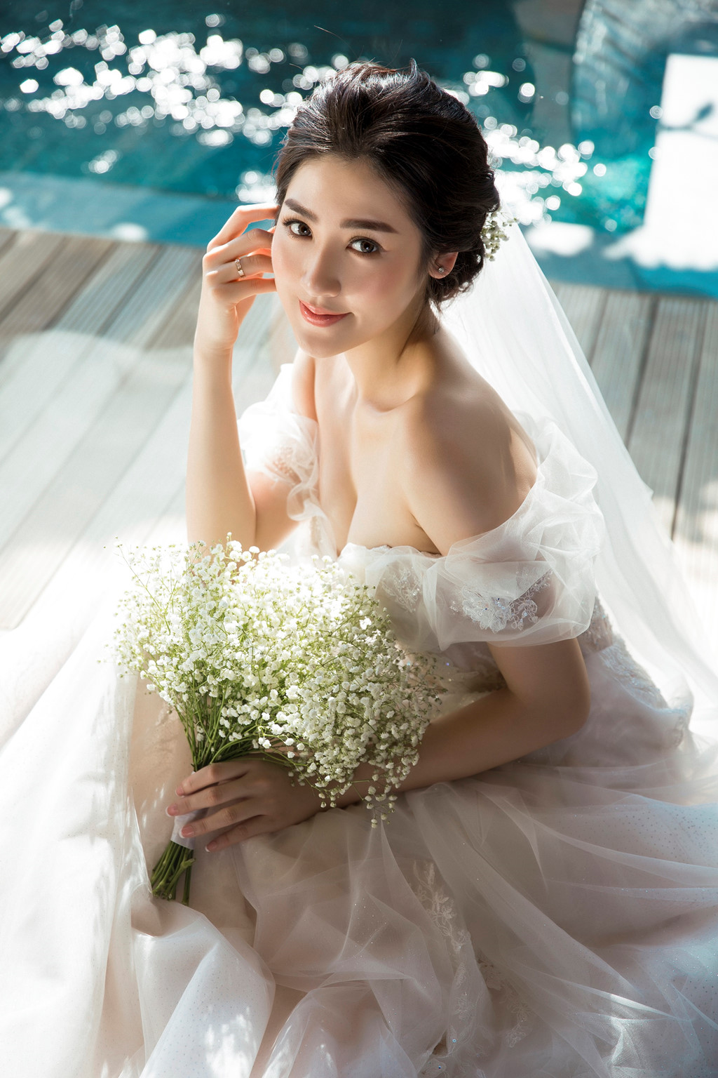 Á hậu Tú Anh khoe vòng 1 gợi cảm trong bộ ảnh cưới cùng bạn trai cũ của Văn Mai Hương - Ảnh 2