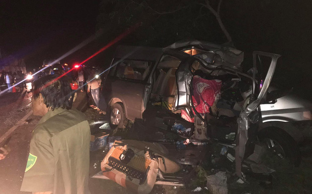 Hiện trường kinh hoàng vụ tai nạn giữa ô tô 16 chỗ và xe tải khiến 8 người tử vong lúc rạng sáng - Ảnh 1