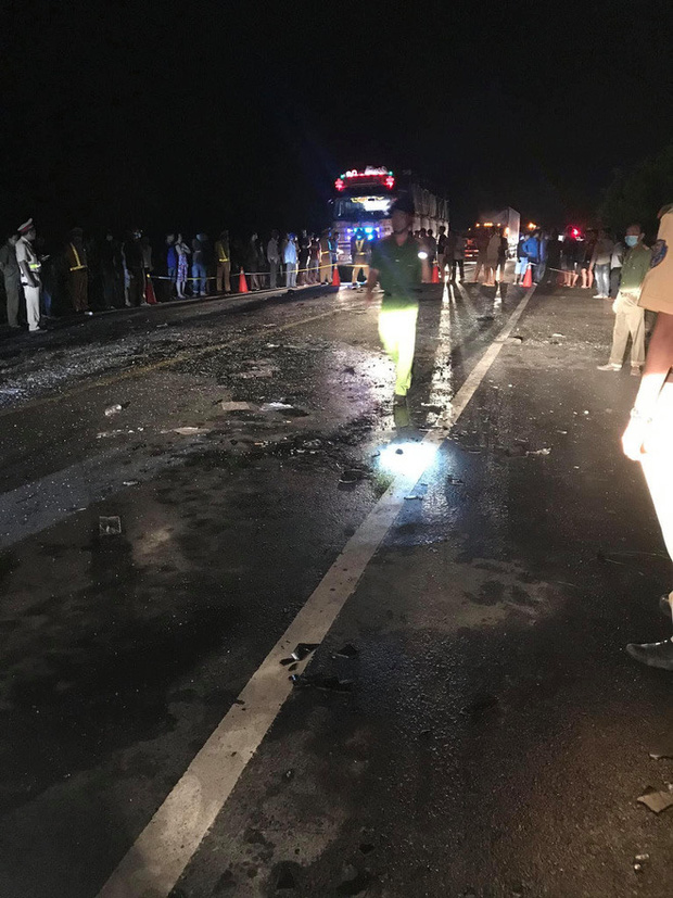 Hiện trường kinh hoàng vụ tai nạn giữa ô tô 16 chỗ và xe tải khiến 8 người tử vong lúc rạng sáng - Ảnh 2
