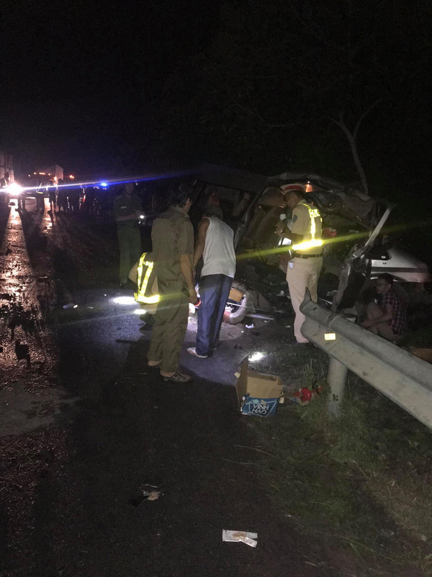 Hiện trường kinh hoàng vụ tai nạn giữa ô tô 16 chỗ và xe tải khiến 8 người tử vong lúc rạng sáng - Ảnh 6