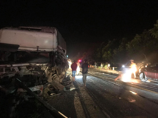 Hiện trường kinh hoàng vụ tai nạn giữa ô tô 16 chỗ và xe tải khiến 8 người tử vong lúc rạng sáng - Ảnh 8
