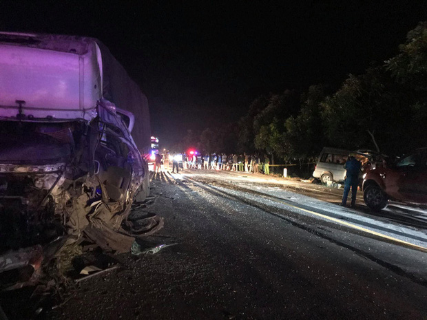 Hiện trường kinh hoàng vụ tai nạn giữa ô tô 16 chỗ và xe tải khiến 8 người tử vong lúc rạng sáng - Ảnh 9
