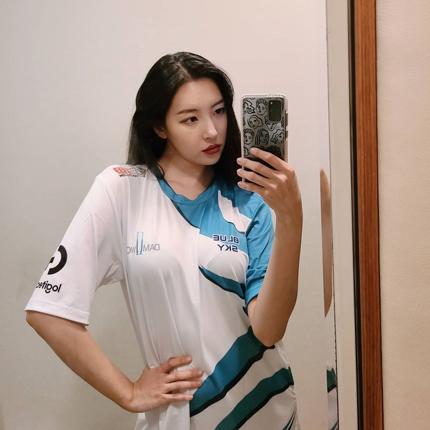 Ngẩn ngơ trước nhan sắc nóng bỏng của cô nàng diện áo Damwon Gaming: Hóa ra là nữ ca sĩ có biệt danh 'nữ hoàng quyến rũ Kpop' - Ảnh 2