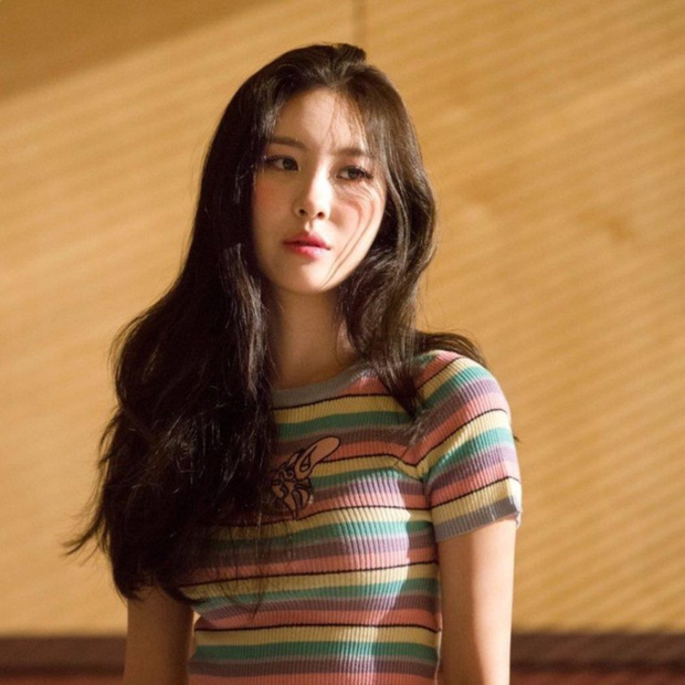 Ngẩn ngơ trước nhan sắc nóng bỏng của cô nàng diện áo Damwon Gaming: Hóa ra là nữ ca sĩ có biệt danh 'nữ hoàng quyến rũ Kpop' - Ảnh 10