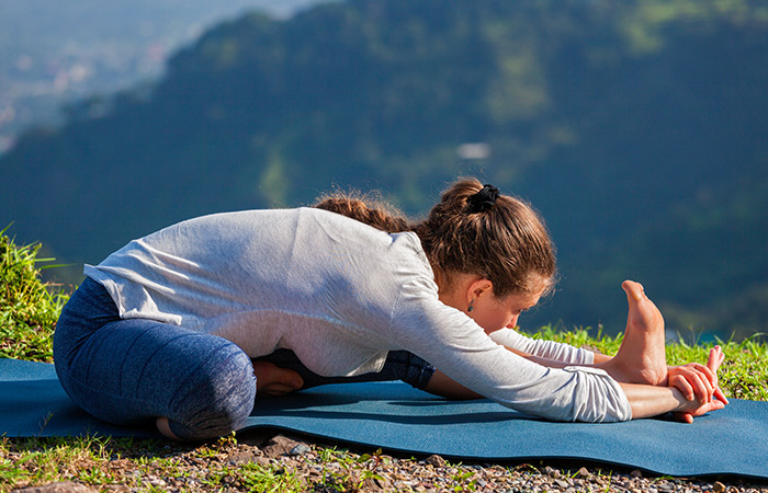 Động tác yoga kích thích đào thải độc tố, thanh lọc cơ thể giúp làn da khỏe đẹp, trẻ hóa từ bên trong - Ảnh 4