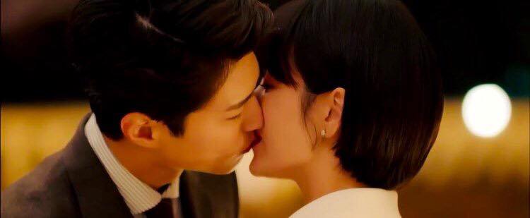 Kiss-scene Park Bo Gum - Song Hye Kyo bị chê thiếu 'chemistry', Song Joong Ki và Lee Kwang Soo lại được điểm mặt - Ảnh 2