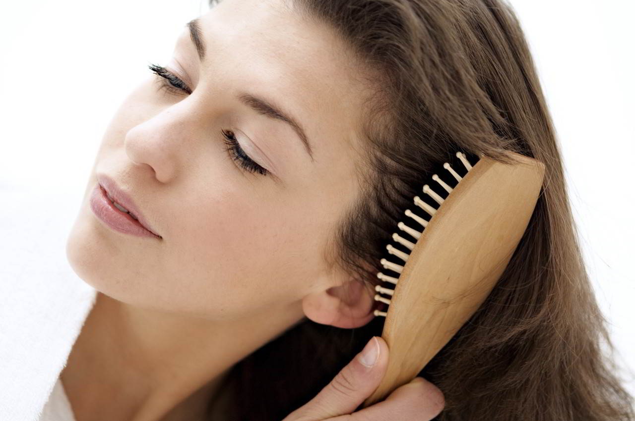 7 bí quyết ngăn ngừa rụng tóc chị em nên áp dụng ngay để có mái tóc dày, khỏe đẹp - Ảnh 2