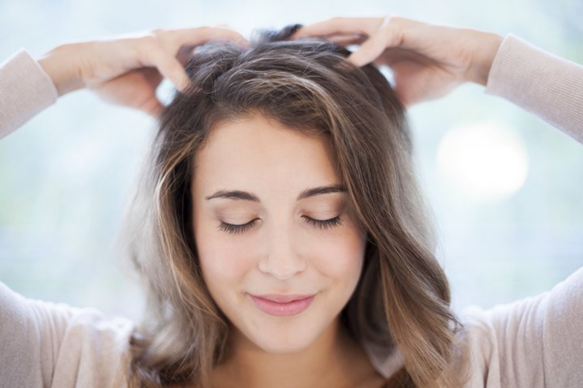 7 bí quyết ngăn ngừa rụng tóc chị em nên áp dụng ngay để có mái tóc dày, khỏe đẹp - Ảnh 3