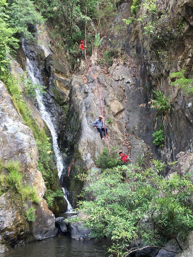 Clip thác dữ Lao Phào - Con thác 7 tầng chảy xiết nơi phát hiện thi thể nam phượt thủ leo Tà Năng - Phan Dũng - Ảnh 6