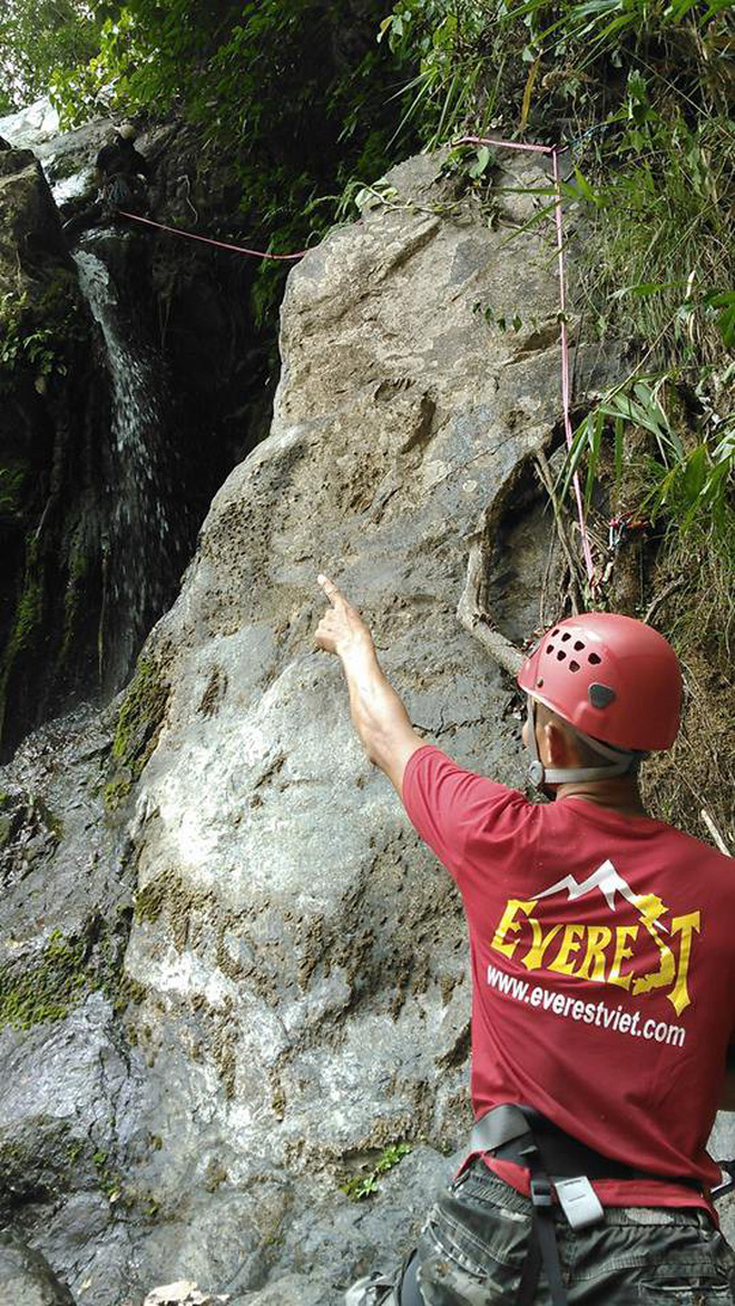 Clip thác dữ Lao Phào - Con thác 7 tầng chảy xiết nơi phát hiện thi thể nam phượt thủ leo Tà Năng - Phan Dũng - Ảnh 7